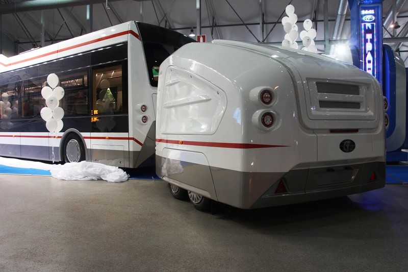 Создатели трамвая Витязь представили электробус "Пионер" с прицепом аккумуляторов