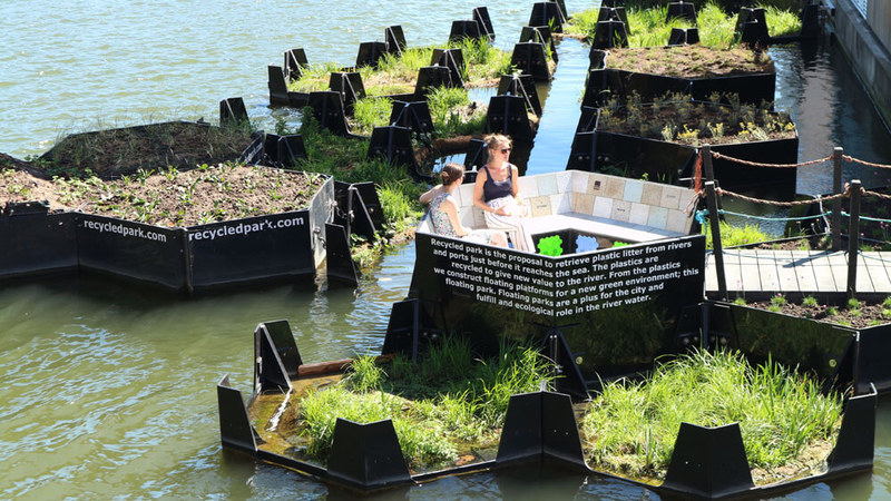 Плавучий парк из переработанных пластиковых отходов открыли в Роттердаме