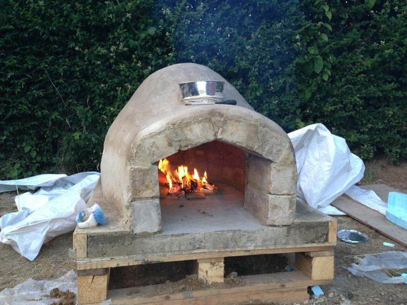 Печь для пиццы на участке: особенности и примеры