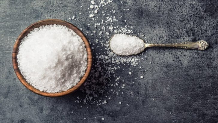 Обтирание солью: лечение и омоложение