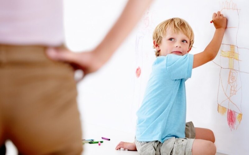 Как родительская тревога и контроль нарушают границы ребенка