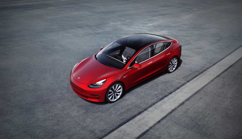 Tesla повысила безопасность своих автомобилей просто поменяв фары