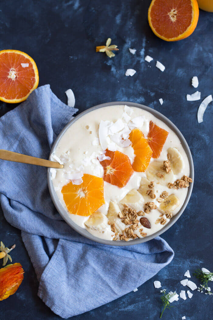 Густой апельсиновый смузи в миске — то, что нужно зимним утром!