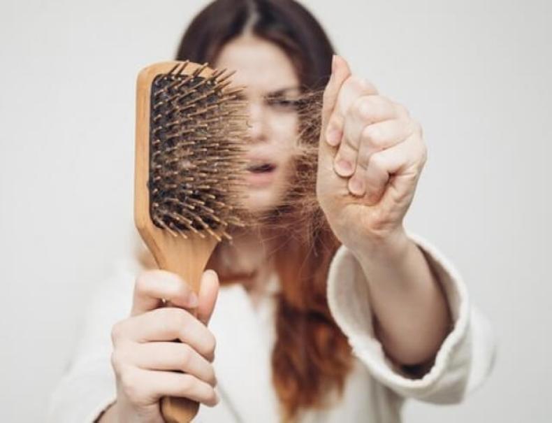 Выпадение волос у женщин: сигнал о наличии проблем со здоровьем