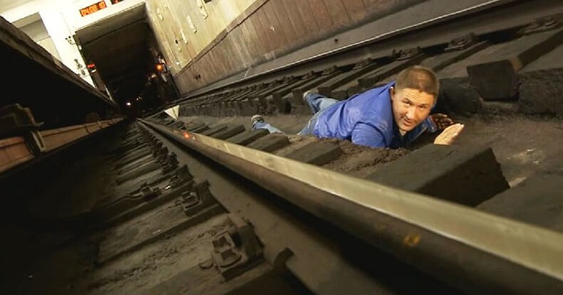 Что делать, если упал с платформы метро. Эта информация может спасти жизнь!