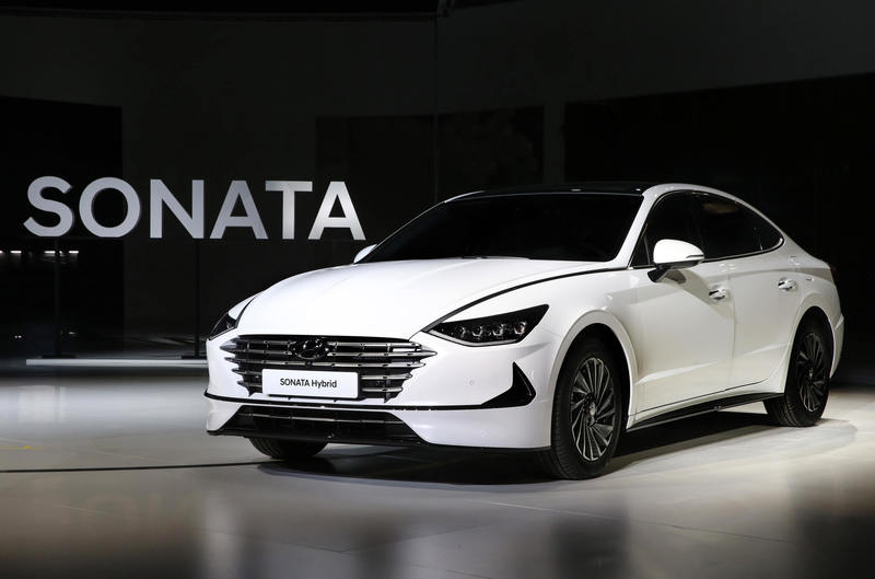 Новый седан Hyundai Sonata: турбоверсия и гибрид с солнечной батареей
