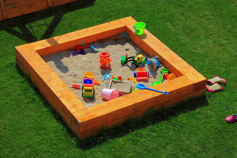 Как построить детскую песочницу своими руками