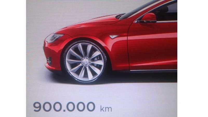 Житель Германии проехал на Tesla рекордную дистанцию