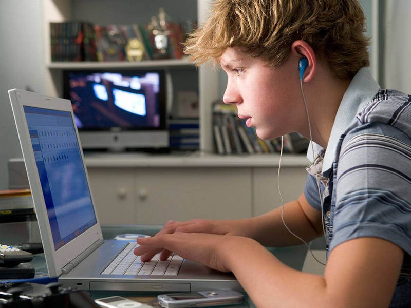 Почему Интернет и СМИ стали врагами для современного подростка?