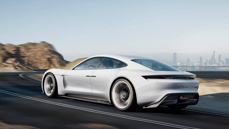 Porsche Taycan будет заряжаться в два раза быстрее Tesla