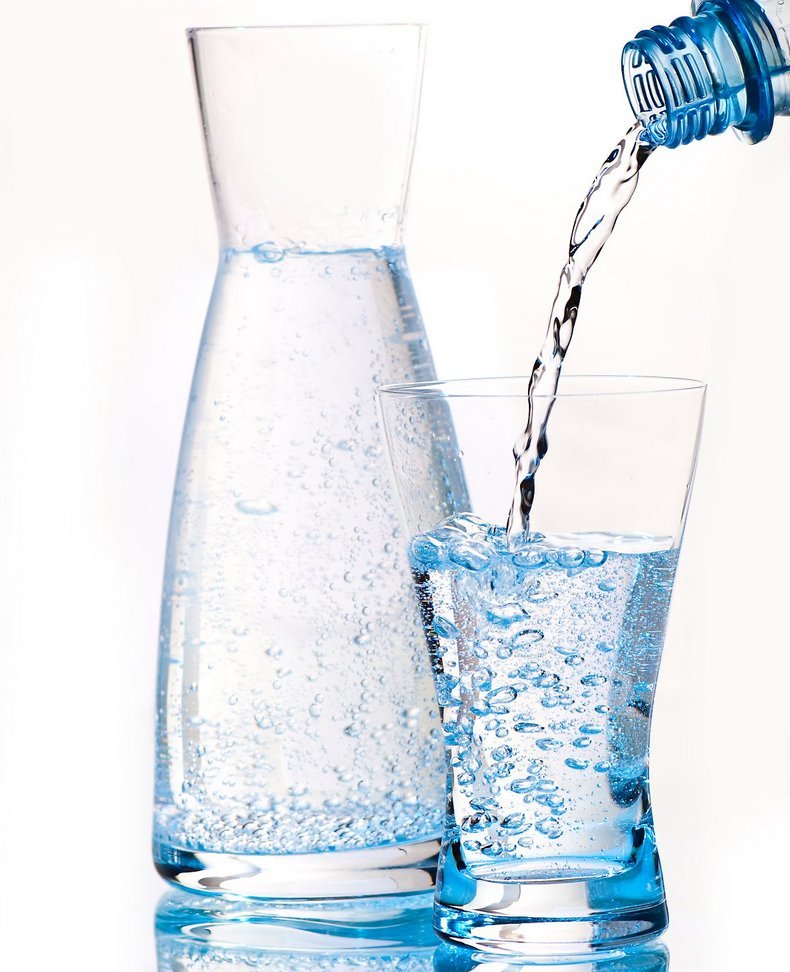 Вода является напитком. Свежая вода. Свежесть воды. Стакан чистой воды. Пить воду.
