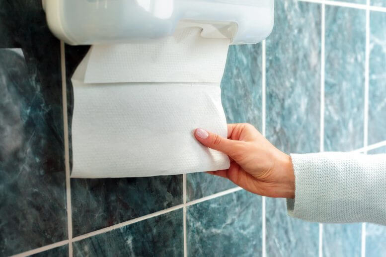 Бумажные полотенца гораздо эффективнее удаляют вирусы, чем сушилки для рук