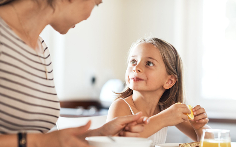 Поле боя за столом: Как не воевать, а помочь ребенку, который не хочет есть