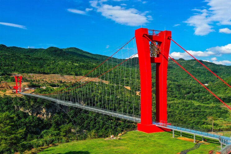 Самый длинный в мире стеклянный мост построен в Китае