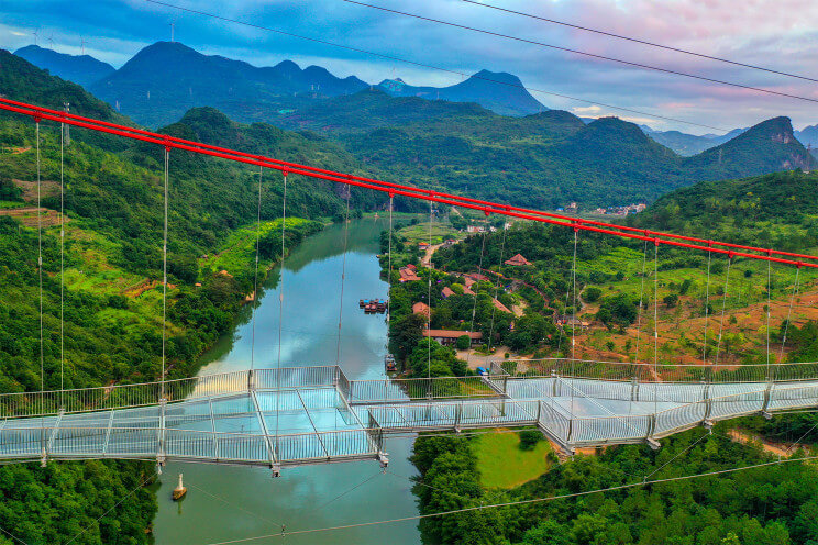 Самый длинный в мире стеклянный мост построен в Китае