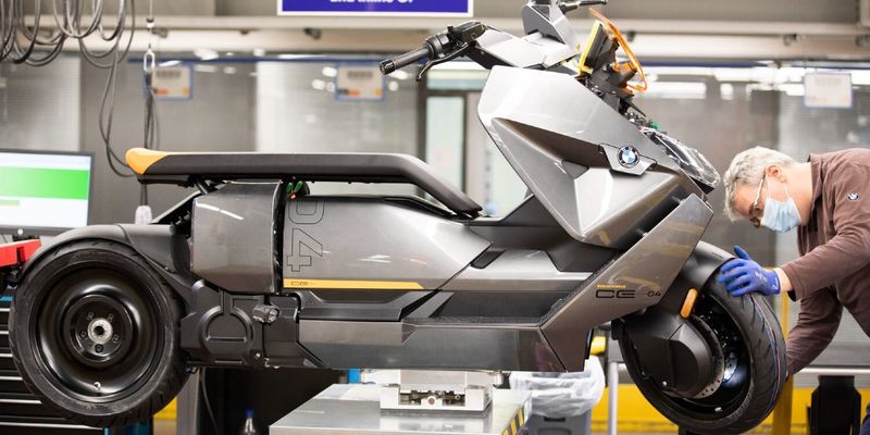 Начинается серийное производство электробайков BMW