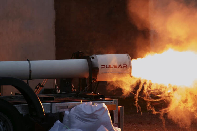 Инженеры проводят испытания ракетного двигателя на пластиковых отходах
