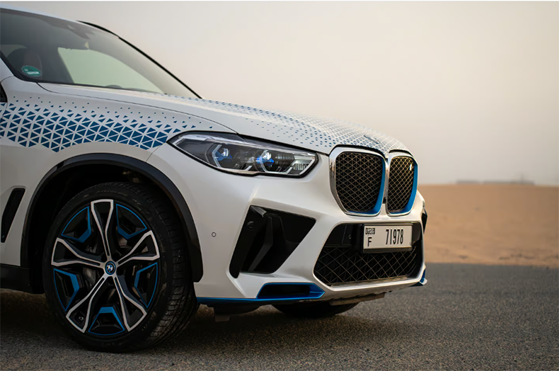 Водородный внедорожник BMW iX5 пережил жестокую жару в пустыне