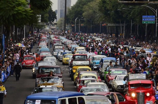 Рекордный ретро парад автомобилей в Мехико