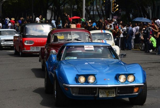 Рекордный ретро парад автомобилей в Мехико