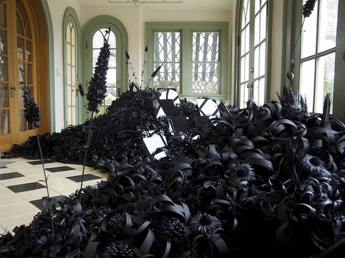 Темные оазисы: необычные инсталляции из бумаги и зеркал 