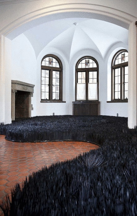 Темные оазисы: необычные инсталляции из бумаги и зеркал 