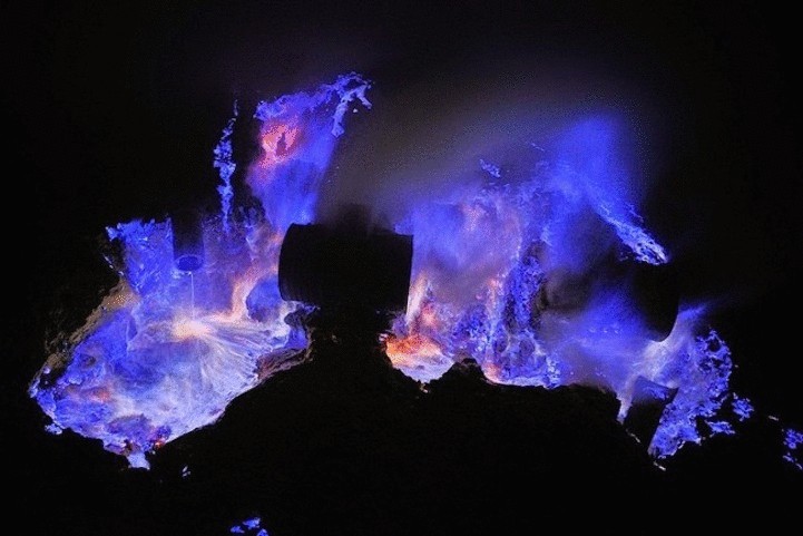 Индонезийский вулкан испускает пылающую жидкость - уникальный фоторепортаж