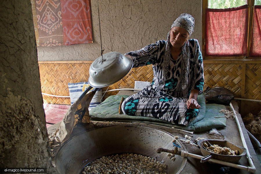 Сделай на узбекском. Как делают в Узбекистане шелк. Фергана шелк. Узбекистан рынок ковров. Узбекский в Андижане дом.